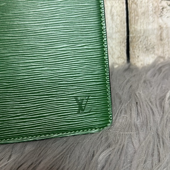 LOUIS VUITTON - Epi Rivera Hand Bag - Picture 3 of 10